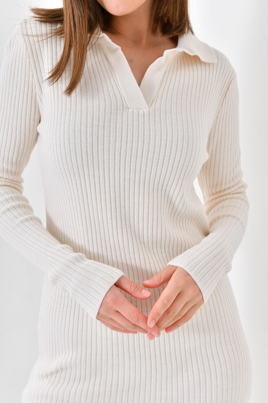 Geripptes Strickkleid Weiß